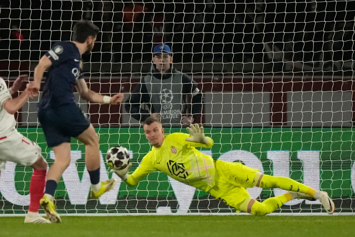 Khvicha Kvaratskhelia mencetak gol di laga PSG vs AS Monaco di leg kedua playoff Liga Champions 2025/2026 di Parc Des Princes, Kamis (26/02/2026) dini hari WIB.