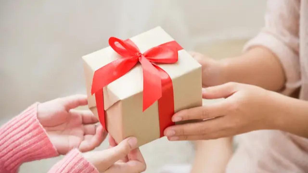 Hukum Mengucapkan Selamat, Memakai Atribut dan Menerima Hadiah Natal bagi Orang Islam