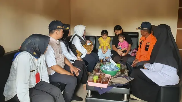 Penjabat Bupati Lumajang Indah Wahyuni memberikan santunan dan bantuan saat mengunjungi keluarga korban yang tertimbun longsor di Desa Pronojiwo, KabupatenLumajang. (Istimewa)