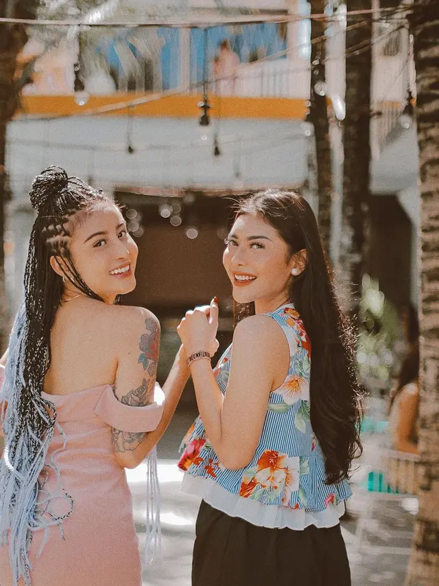 7 Potret Kedekatan Rica Andriani dan Awkarin, Sering Hangout Bareng