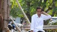 Gubernur DKI Jakarta non aktif, Joko Widodo menikmati udara sore di Waduk Pluit sambil menunggu rekap pilpres KPU. (22/7/14) (Liputan6.com/Herman Zakharia)