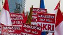 Mahasiswa membentangkan tulisan saat melakukan longmarch dari Bundaran HI menuju Istana, Jakarta, Senin (21/11). Mereka menyatakan sikap untuk menjaga keutuhan NKRI dan Ideologi Pancasila. (Liputan6.com/Faizal Fanani)