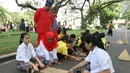 Anak-anak bermain permainan tradisional di Halaman Istana Negara, Jakarta, Jumat (20/7). Presiden Jokowi dan Ibu Negara iriana menagajak anak anak tersebut bermain, berdendang, dan berimajinasi. (Liputan6.com/Angga Yuniar)