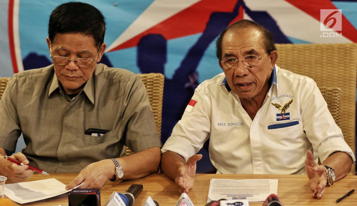 Politisi senior Partai Demokrat (PD) Max Sopacua (kanan) memberikan keterangan pers di Cikini, Jakarta Pusat, Kamis (13/6/2019). GMPPD memberikan rekomendasi kepada Ketum PD Susilo Bambang Yudhoyono untuk tidak keluar dari koalisi Prabowo dan Sandiaga. (Liputan6.com/Johan Tallo)
