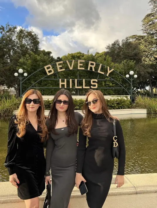 Memilih dress yang memeluk tubuh dengan sempurna, keduanya tampil begitu elegan. Paduan kacamata hitam lagi-lagi berhasil sempurnakan gaya Laura dan Nicole. [Foto: Instagram/ Laura Moane]