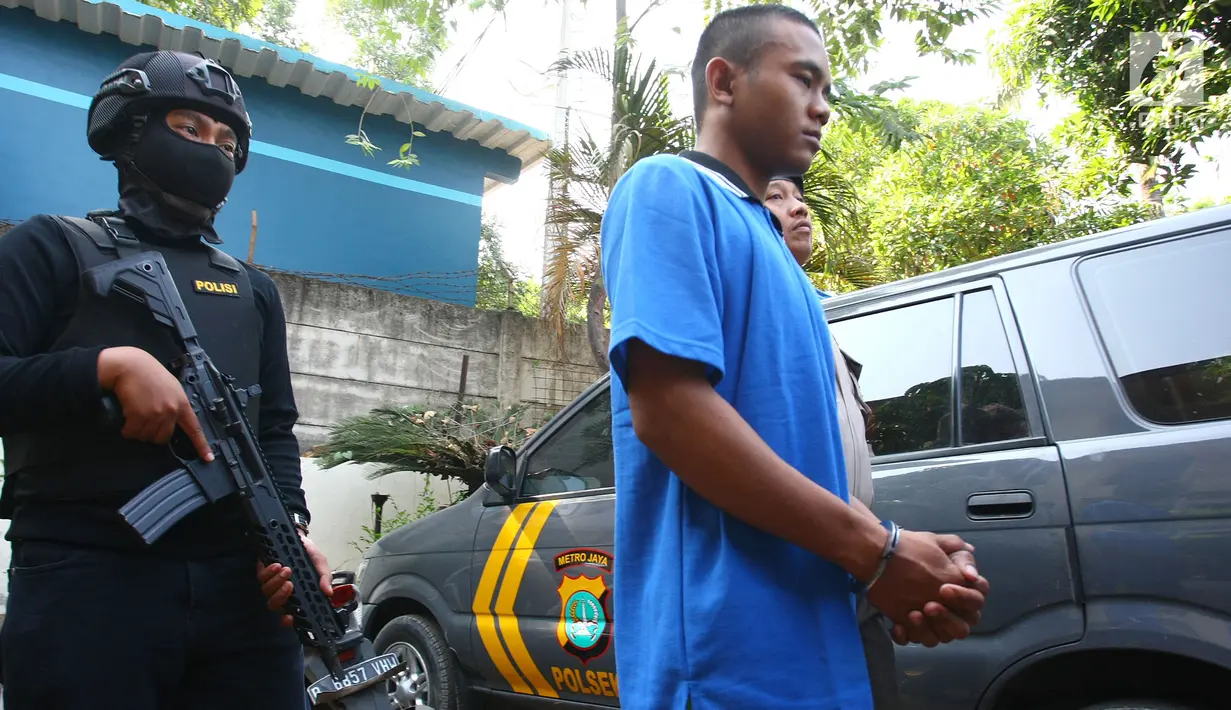 Polisi menggiring tersangka kejahatan begal spesialis handphone di Mapolsek Benda, Tangerang, Banten, Senin (19/11). Polisi menyita barang bukti handphone dan celurit. (Liputan6.com/Fery Pradolo)
