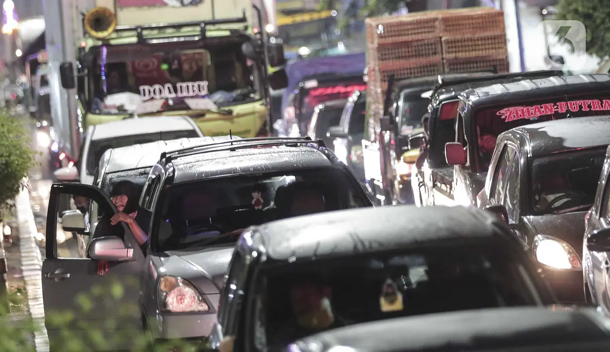 Kendaraan antre untuk menjalani pemeriksaan petugas di perbatasan Karawang-Cikarang, Bekasi, Jawa Barat, Sabtu (23/5/2020). Razia tersebut dilakuan untuk menyekat gelombang pemudik dari Jakarta menuju Jawa Tengah jelang Hari Raya Idul Fitri. (Liputan6.com/Johan Tallo)