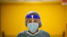 Dokter Elisabetta Teti mengenakan baju alat pelindung diri (APD) saat berjalan sebelum memulai kunjungan putaran pertama di unit COVID-19 sub-intensif Rumah Sakit Poliklinik Tor Vergata, di Roma pada 7 November 2020. (AP Photo/Alessandra Tarantino)