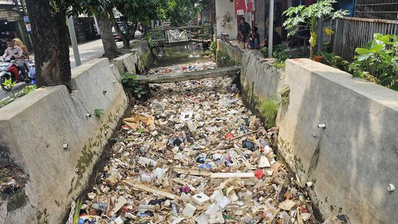 Styrofoam hingga Kasur Bekas, Isi Sungai Depok saat Musim Hujan