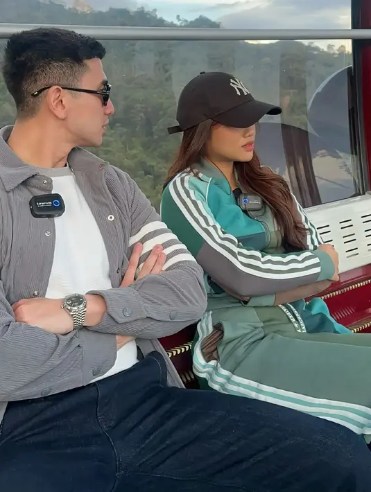 Dalam foto ini, Verrell Bramasta terlihat antusias menunjukkan pemandangan di luar gondola, sementara Fuji duduk dengan nyaman memperhatikannya. Momen menggemaskan ini semakin memperlihatkan kedekatan artis yang tengah jadi sorotan. Kebersamaan mereka pun semakin diperbincangkan di media sosial. (Liputan6.com/Tiktok/@mybramastavrl)