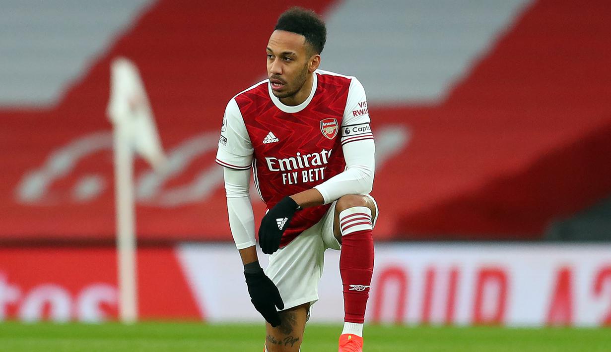 Pierre-Emerick Aubameyang. Striker Arsenal berusia 31 tahun asal Gabon ini bersinar terang saat memperkuat Borussia Dortmund. Dua trofi Piala Super Jerman dan 1 trofi DFB Pokal sukses diraihnya. Bersama Arsenal, 1 trofi Piala FA dan Community Shield sukses diraih. (AFP/Catherine Ivill/Pool)