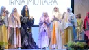 Desainer Irna Mutiara (tengah) berjalan keluar bersama para modelnya saat Fashion Show peresmian Sekolah Fashion SMK NU Banat, Kudus, Jawa Tengah, Rabu (11/3/2015). (Liputan6.com/Panji Diksana)