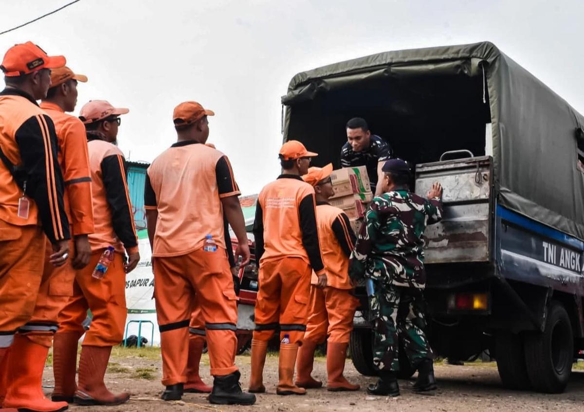 FOTO: TNI AL Bangun Posko Pengungsian bagi Korban Kebakaran di Kemayoran