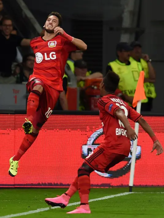 Gelandang Leverkusen, Hakan Çalhanoğlu (kiri) melakukan selebrasi usai mencetak gol ke gawang Lazio pada leg kedua Liga Champions di Leverkusen, Jerman, (26/8/2015). Leverkusen menang atas Lazio dengan skor 3-0. (AFP PHOTO/Patrik STOLLARZ)