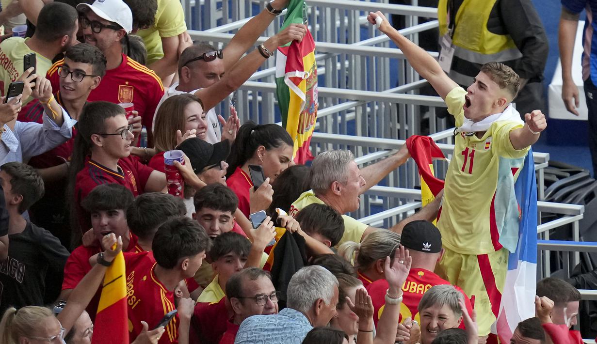 Spanyol berhasil merebut medali emas sepak bola Olimpiade 2024 usai kalahkan tuan rumah Prancis 5-3 lewat perpanjangan waktu pada laga final. Ini menjadi gelar kedua Spanyol di sepak bola putra Olimpiade. Terakhir Tim Matador mendapatkan emas pada tahun 1992. (AP Photo/Vadim Ghirda)