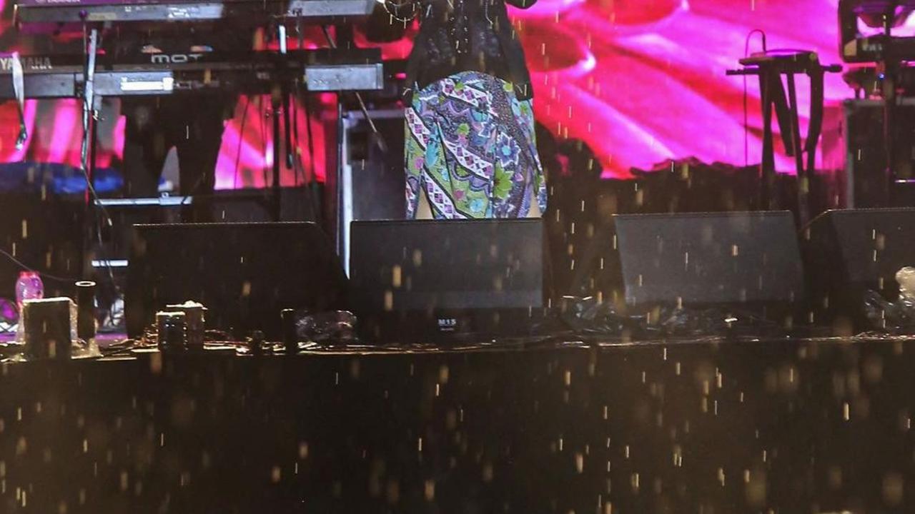Dengan lagu-lagu yang romantis seperti di antaranya "Hey Leadies", "Sekali Ini Saja", "Pudar" dan lain sebagainya membuat para penonton galau berjemaah. Foto:  Liputan6.com / Angga yuniar