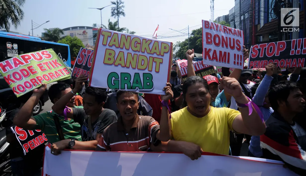 Ratusan sopir GrabCar melakukan aksi demo di depan Gedung Maspion Plaza, Jakarta Utara, Selasa (4/7). Para pengemudi berunjuk rasa karena akun mereka yang tiba-tiba diputus kemitraannya oleh pihak Grab pada Selasa (27/6). (Liputan6.com/Gempur M Surya)