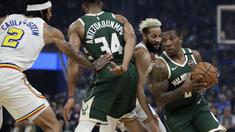 Pebasket Milwaukee Bucks, Eric Bledsoe, berusaha melewati pebasket Golden State Warriors pada laga NBA di Chase Center, Rabu (8/1/2020). Milwaukee Bucks menang 107-98 atas Warriors. (AP/Ben Margot)