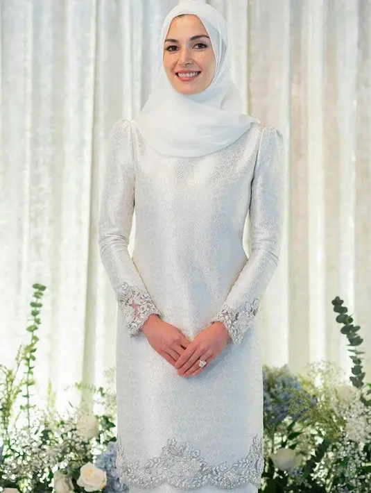 Makeupnya pun tak berlebihan, namun mampu memancarkan pesona cantik luar biasa seorang calon ratu. [Foto: Instagram/anis.haikk]