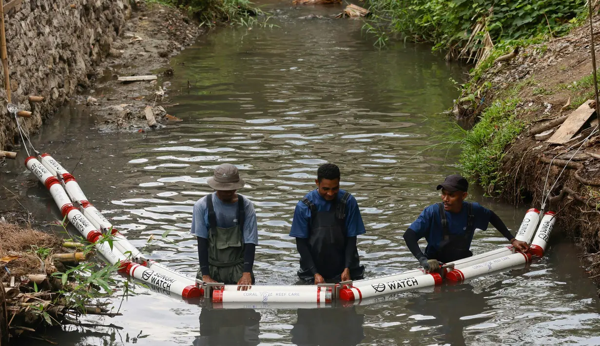 Dalam upaya memerangi sampah plastik, komunitas Sungai Watch menjangkau masyarakat melalui edukasi dan pelibatan langsung. (David GANNON/AFP)