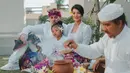 Farah Quinn bersama suami dan putrinya membagikan momen di Bali.  Dalam keterangan yang diunggah,  Farah sedang menjalani ritual melaspas.  Berikut potretnya bersama suami  bule mengenakan busana  adat Bali yang mencuri perhatian. [Instagram/farahquinnofficial