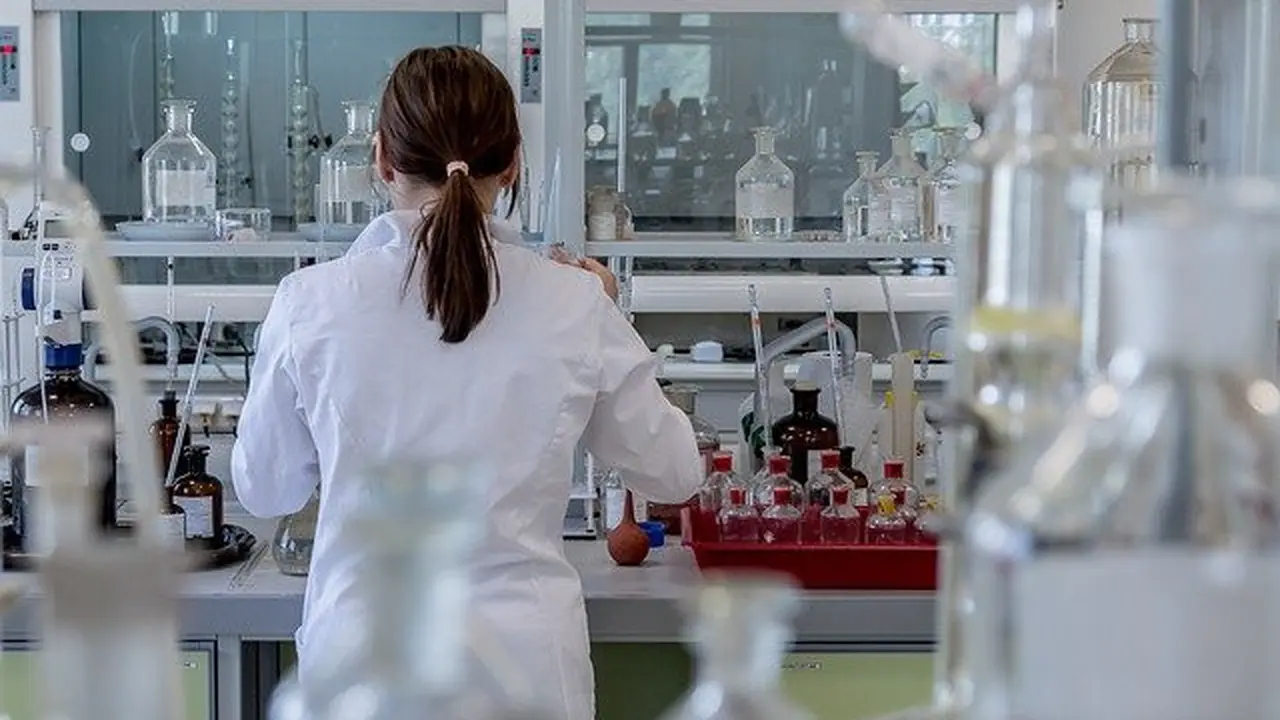 Ilustrasi Laboratorium - Image by Michal Jarmoluk from Pixabay