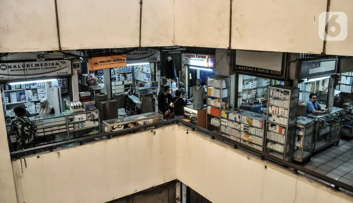 Suasana Pasar Pramuka, Jakarta Timur, Minggu (23/10/2022). Ketua Harian Himpunan Pedagang Farmasi Pasar Pramuka, Yoyon mengungkapkan penjualan obat sirup bagi pedagang di Pasar Pramuka sudah anjlok hingga 95 persen. (merdeka.com/Iqbal S. Nugroho)