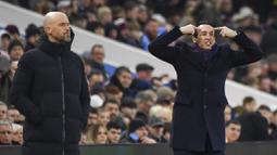 Pelatih Aston Villa, Unai Emery dan pelatih Manchester United, Erik Ten Hag, pada laga pekan ke-24 Premier League 2023/2024 di Villa Park, Minggu (11/02/2024). Kemenangan ini membawa MU ke posisi enam dengan mengemas 41 angka dari 24 pertandingan. Sementara Aston Villa tertahan di peringkat lima dengan koleksi 46 angka. (AP Photo/Rui Vieira)
