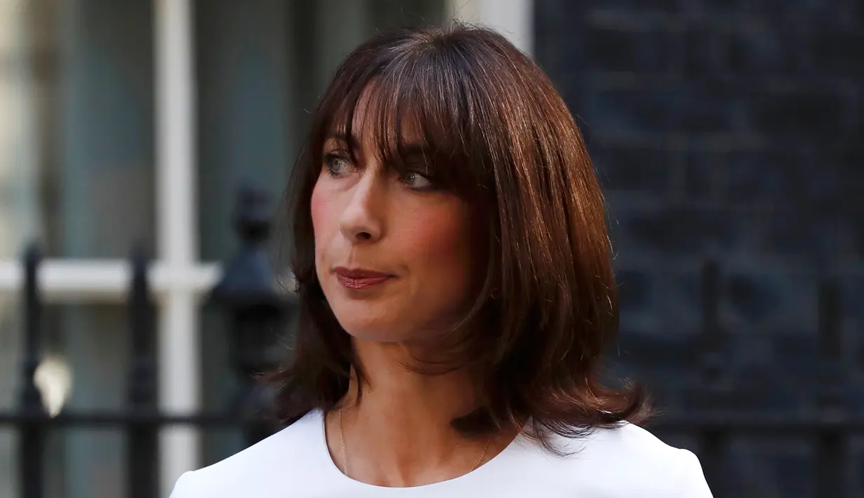 Kesedihan istri PM Inggris David Cameron, Samantha saat menyaksikan pengumuman pengunduran diri suaminya, di 10 Downing Street, London, Jumat (24/6). David Cameron menyatakan akan mengundurkan diri usai referendum Brexit. (REUTERS/Stefan Wermuth)