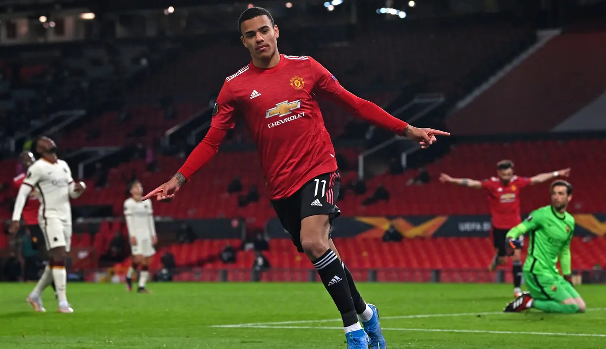 <p>Striker Manchester United, Mason Greenwood merayakan setelah mencetak gol ke gawang AS Roma pada leg pertama semifinal Liga Eropa di stadion Old Trafford di Manchester, Inggris pada 29 April 2021. Kepolisian Manchester sempat menahan Greenwood selama beberapa hari. Namun kemudian ia dibebaskan bersyarat sembari menunggu kasusnya ditindaklanjuti oleh Kejaksaan setempat. (AFP/ Paul Ellis)</p>