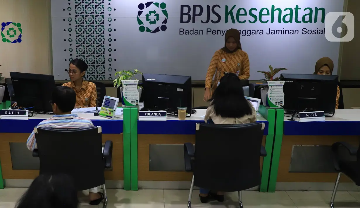 Petugas melayani peserta di Kantor BPJS Kesehatan, Jakarta, Selasa (10/3/2020). Mahkamah Agung (MA) membatalkan kenaikan iuran BPJS Kesehatan setelah mengabulkan sebagian permohonan uji materi terhadap Perpres Nomor 75 Tahun 2019 tentang Jaminan Kesehatan. (Liputan6.com/Angga Yuniar)