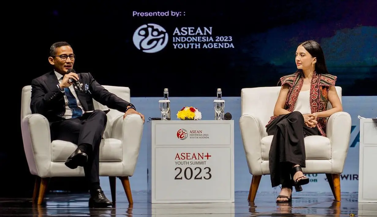 Bercerita tentang pengalamannya, Raline Shah mengenakan batik dengan cara yang simple [@ralineshah]