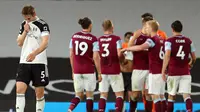 Bek Fulham, Joachim Andersen, bersedih setelah timnya kalah dari Burnley di Craven Cottage, London, Selasa (11/5/2021) dini hari WIB. Kekalahan ini membuat Fulham harus terdegradasi dari Premier League musim ini ke Championship musim depan. (CATHERINE IVILL / POOL / AFP)