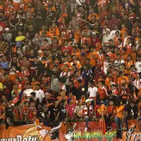 Jakmania membaur dengan Pasoepati di tribun Stadion Manahan, Solo. Pemandangan yang menyejukkan hati. (Bola.com/Nicklas Hanoatubun)