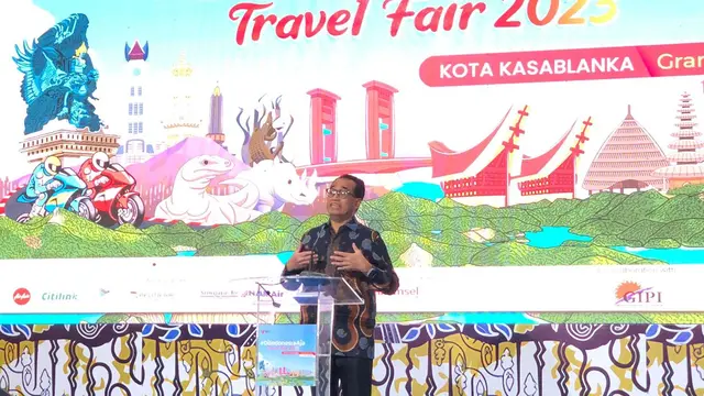 Menteri Perhubungan (Menhub) Budi Karya Sumadi dalam acara pembukaan #DiIndonesiaAja Travel Fair 2023 (DIATF) yang digagas Kemenkomarves resmi digelar di Grand Atrium Mal Kota Kasablanka mulai hari ini 19 Mei hingga 21 Mei 2023. (Tira/Liputan6.com)