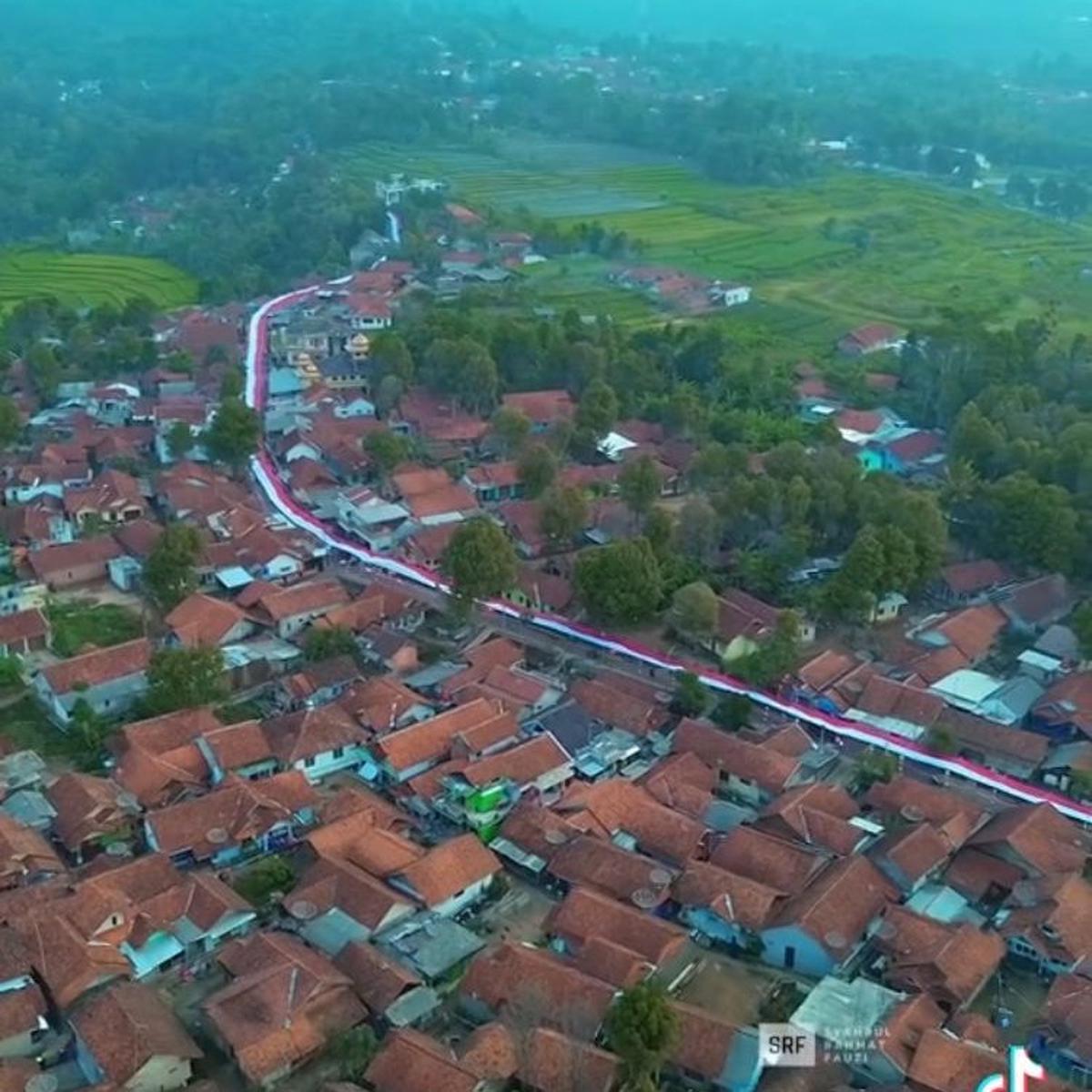 Aksi Warga di Desa Lemahsugih Majalengka Semarakkan HUT RI ke-79, Tutup Jalanan dengan Bendera Merah Putih