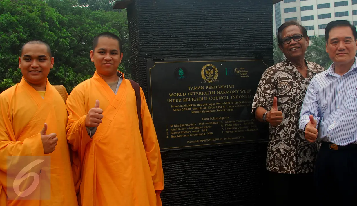 Seniman Tarsan berpose bersama sejumlah tokoh agama saat menghadiri peringatan Hari Perdamaian Internasional di Taman Perdamaian, Kompleks Parlemen, Jakarta, Senin (21/9/2015). (Liputan6.com/Johan Tallo)
