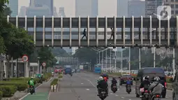 Suasana saat jam pulang kerja di Jalan Jenderal Sudirman, Jakarta, Rabu (3/11/2021). Salah satu aturan kerja pada sektor non esensial diizinkan bekerja dari kantor atau 'work from office' (WFO) 75 persen dan sektor esensial 100 persen. (Liputan6.com/Herman Zakharia)