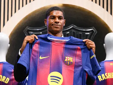Marcus Rashford menunjukkan jersey Barcelona saat diperkenalkan sebagai pemain baru Balugrana untuk musim panas ini. (AFP/Josep Lago)