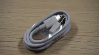 Kabel USB micro untuk mengisi daya Redmi Go (Liputan6.com/ Agustin Setyo W)