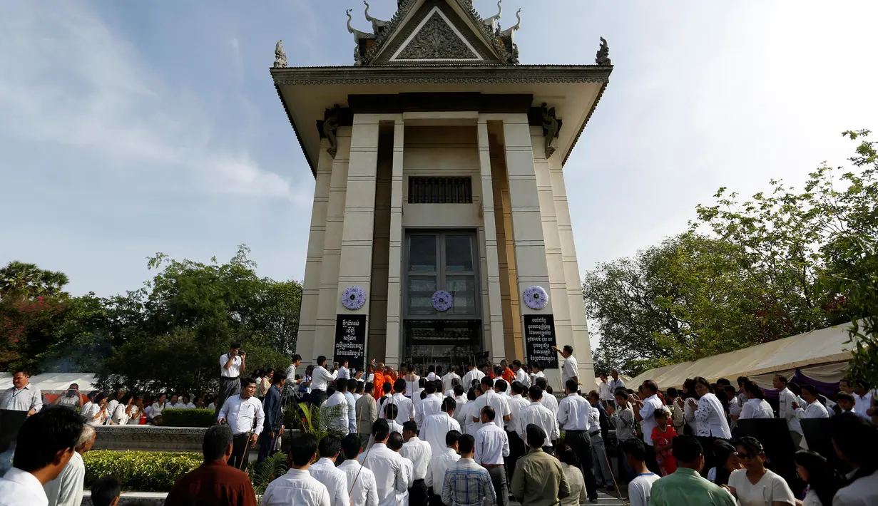 Sejumlah orang berdoa memperingati Hari Kemarahan di  Choeung Ek, Phnom Penh, Kamboja, (20/5). Hari Kemarahan Ini merupakan tahun kedua mereka memperingati kekejaman Khmer Merah, dan diberi nama Hari Kemarahan. (REUTERS/Samrang Pring)