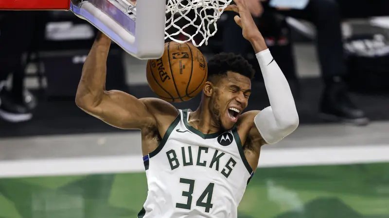 Pebasket Milwaukee Bucks, Giannis Antetokounmpo, ketika melawan Miami Heat dalam play-off NBA 2020/2021.