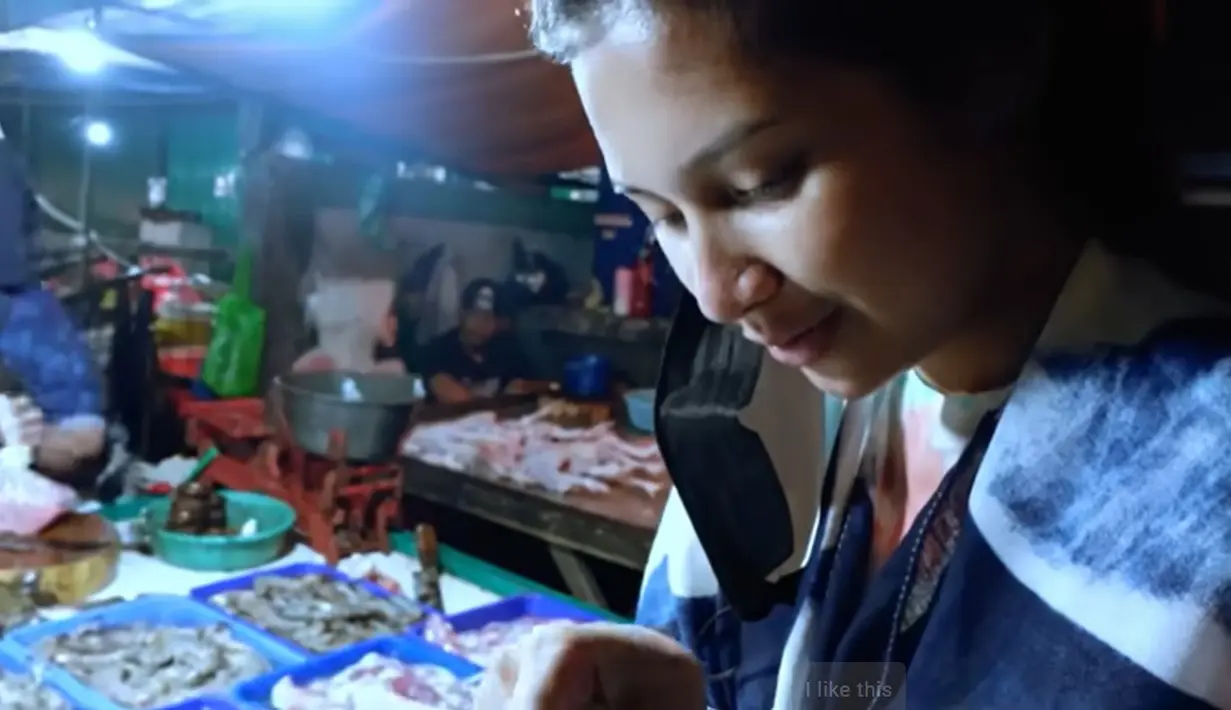 "Yang 85 aja yang murah ya, bagus bagus," kata Indah Permatasari tertawa sambil memilih udang satu kilo. [Youtube/Indah Permatasari]