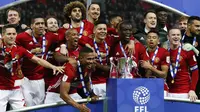 Para pemain Manchester United merayakan keberhasilan meraih gelar Piala Liga usai menaklukkan Southampton di Stadion Wembley, Inggris, Minggu (26/2/2017). MU menang 3-2 atas Southampton. (AFP/Ian Kington)