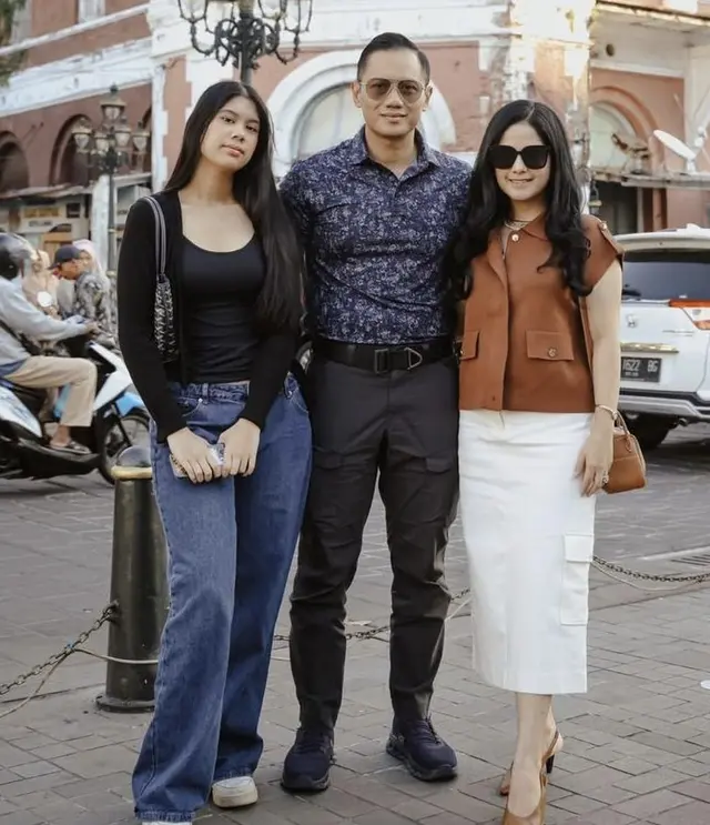 Melengkapi gaya kasualnya, Almira memilih tas Goyard untuk melengkapi gayanya. [Foto: Instagram/ Annisa Yudhoyono]