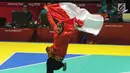 Pesilat Indonesia, Puspa Arumsari membawa bendera setelah memenangi final nomor seni tunggal putri Asian Games 2018 di Padepokan Pencak Silat, TMII, Senin (27/8). Puspa Arumsari menyabet medali emas dengan total nilai 467. (Merdeka.com/Arie Basuki)