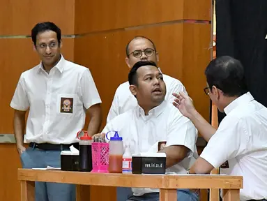 Mendikbud Nadiem Makarim (kiri), Menparekraf Wishnutama (kedua kanan), Menteri BUMN Erick Thohir (kanan), Komedian Sogi Indra Dhuaja (kedua kiri), dan Bedu (tengah) tampil dalam drama bertajuk Prestasi Tanpa Korupsi di SMKN 57, Jakarta Selatan, Senin (9/12/2019). (Foto:Biropress Kepresidenan)