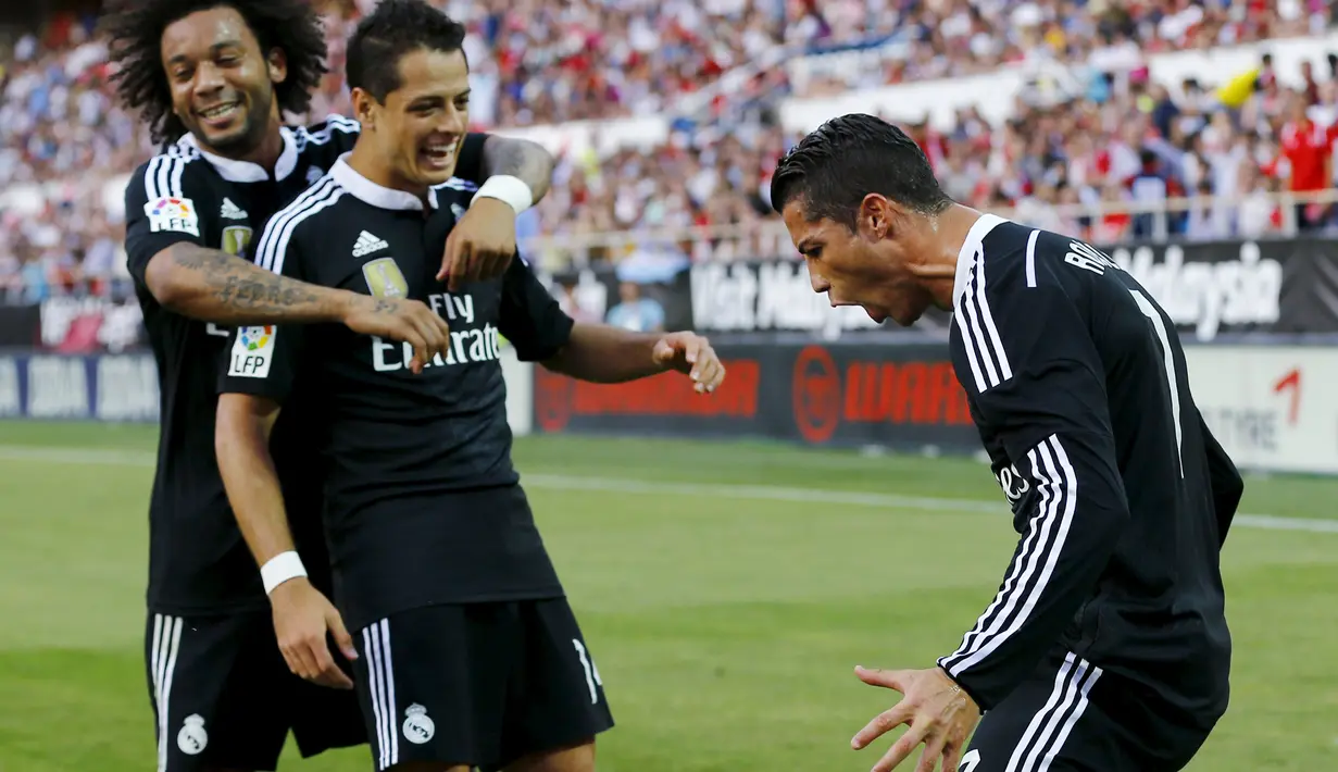 Gelandang Real Madrid, Cristiano Ronaldo (kanan) merayakan selebrasi bersama pemain lainnya usai mencetak gol saat Laga Liga Spanyol di Estadio Ramon Sanchez Pizjuan, (2/5/2015). Real Madrid menang 3-2 atas Sevilla. (REUTERS/Marcelo del Pozo)
