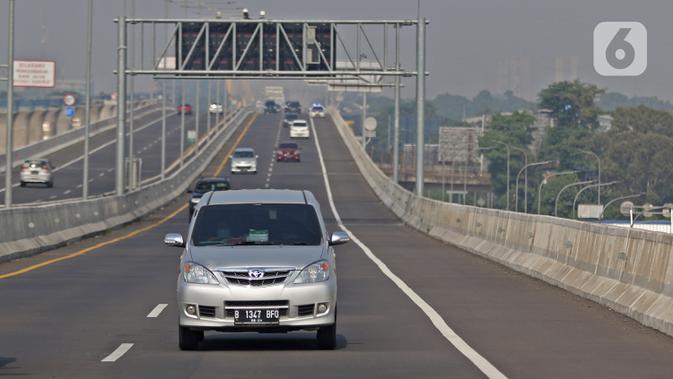 Suasana Jalan Tol Layang Jakarta Cikampek, Jawa Barat, Kamis (24/12/2020).  Jumlah kendaraan yang akan keluar wilayah Jabotabek diperkirakan mencapai 842 ribu pada 23 hingga 27 Desember 2020, hal itu sejalan dengan liburan Natal 2020. (Liputan6.com/Herman Zakharia)