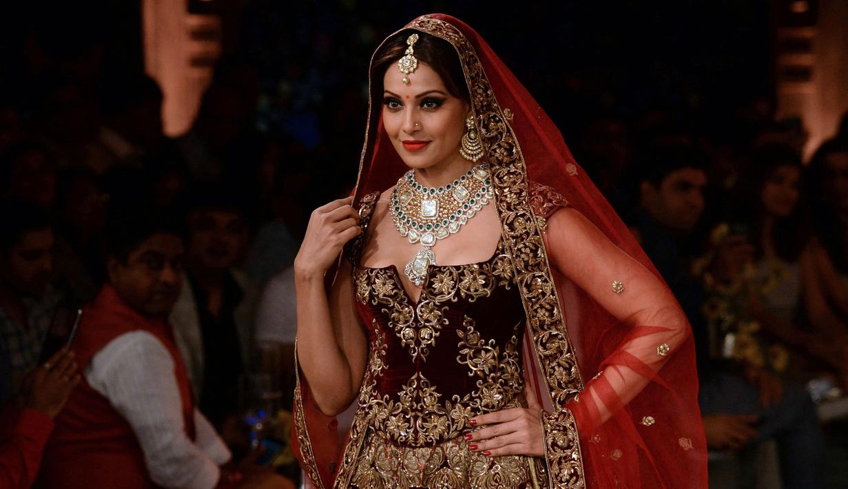 Bipasha Basu - Artis Bollywood ini pernah mempunyai hubungan istimewa dengan CR7. Bipasha dan Ronaldo pernah tertangkap kamera saat bermesraan di sebuah kelab malam yang berada di pusat Kota Lisbon pada 2007 silam. (Foto: AFP/Sajjad Hussain)